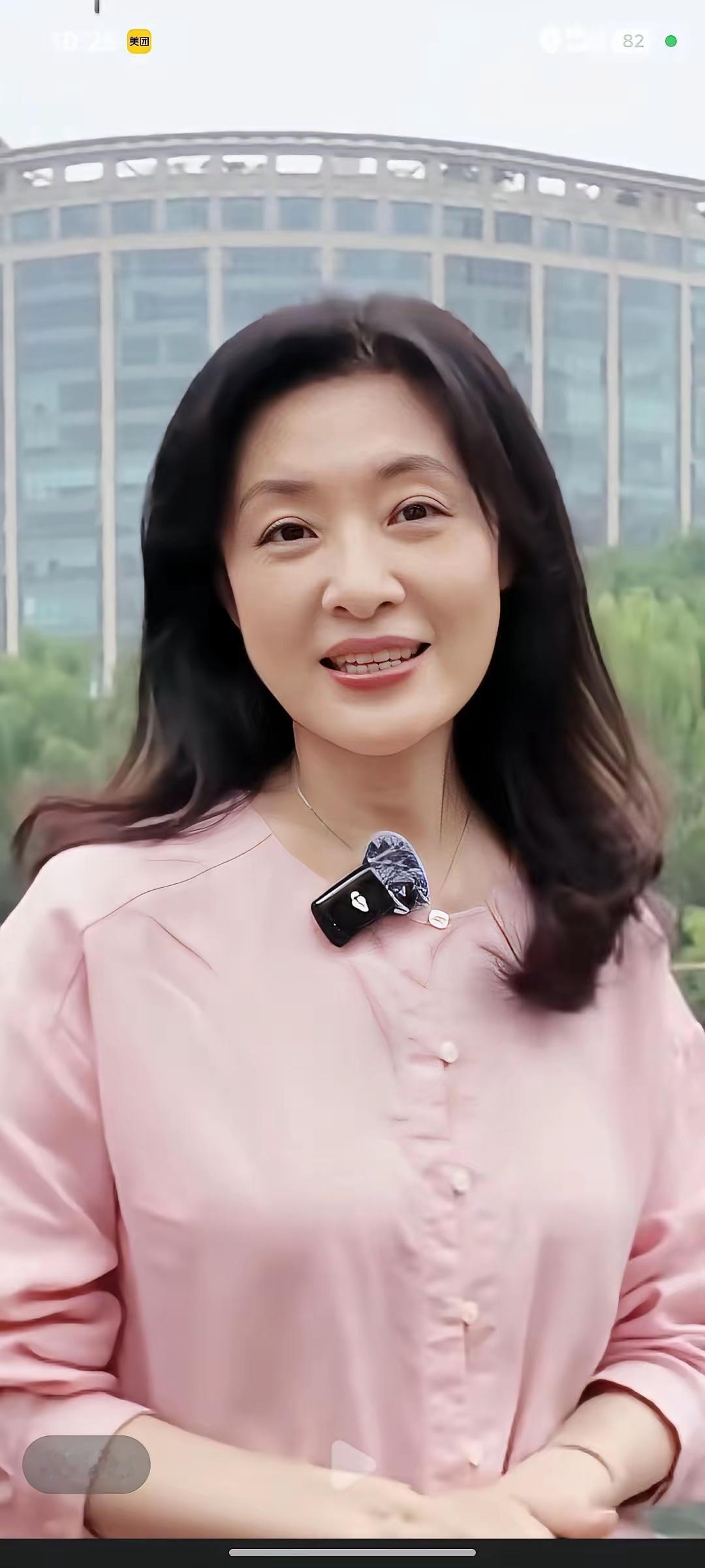 她是继倪萍之后最有才华的主持人，相貌美气质佳，老了脸上有岁月痕迹，却也很有魅力和