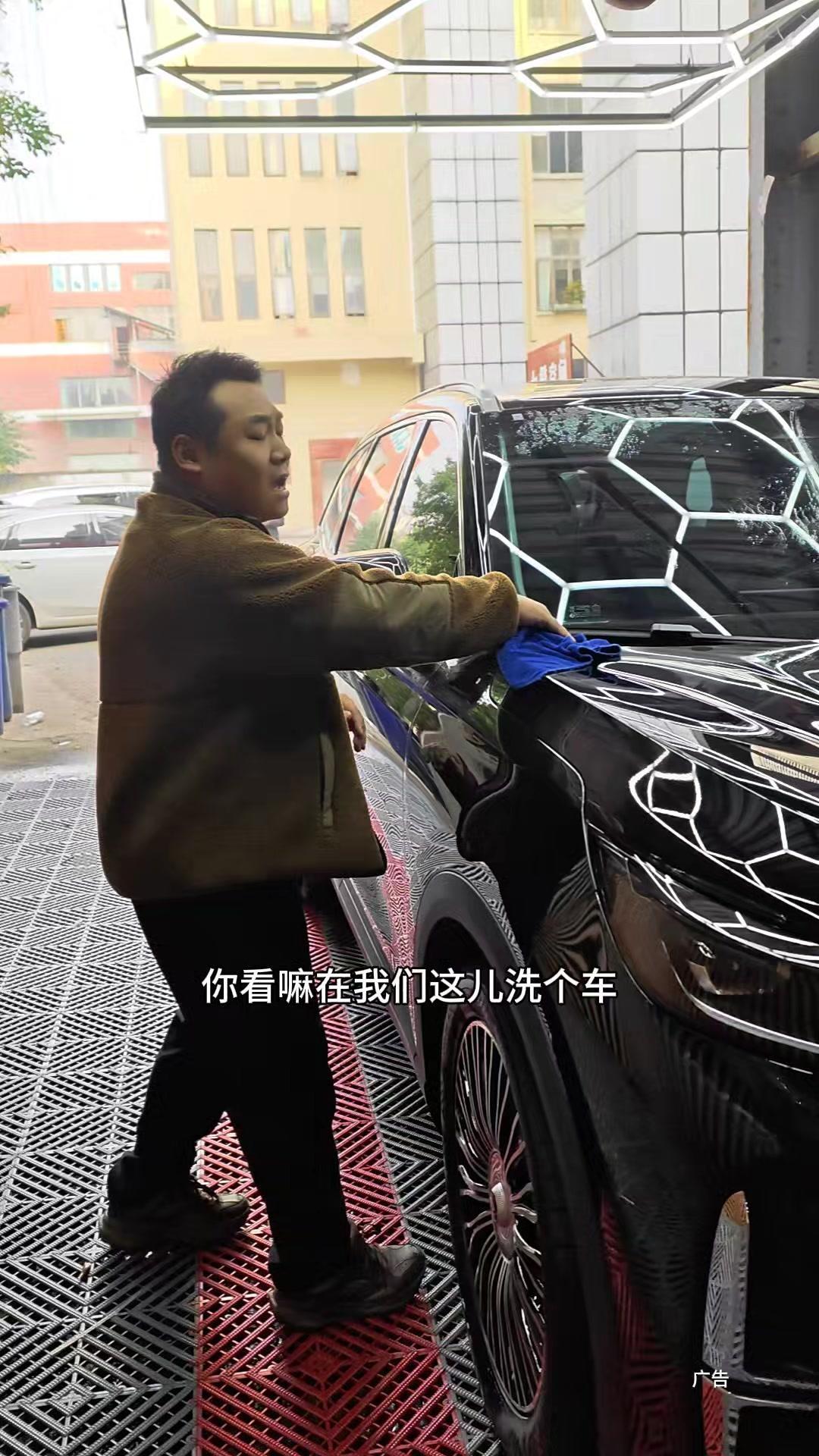 两江新区39.9洗越野车？！在我们这儿洗越野车只要39块9
你看大哥车上有点小划