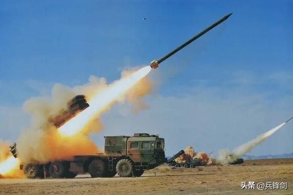 PHL-16型火箭炮，堪称中国军工的璀璨明珠，综合性能傲立群雄。

精度上，它采