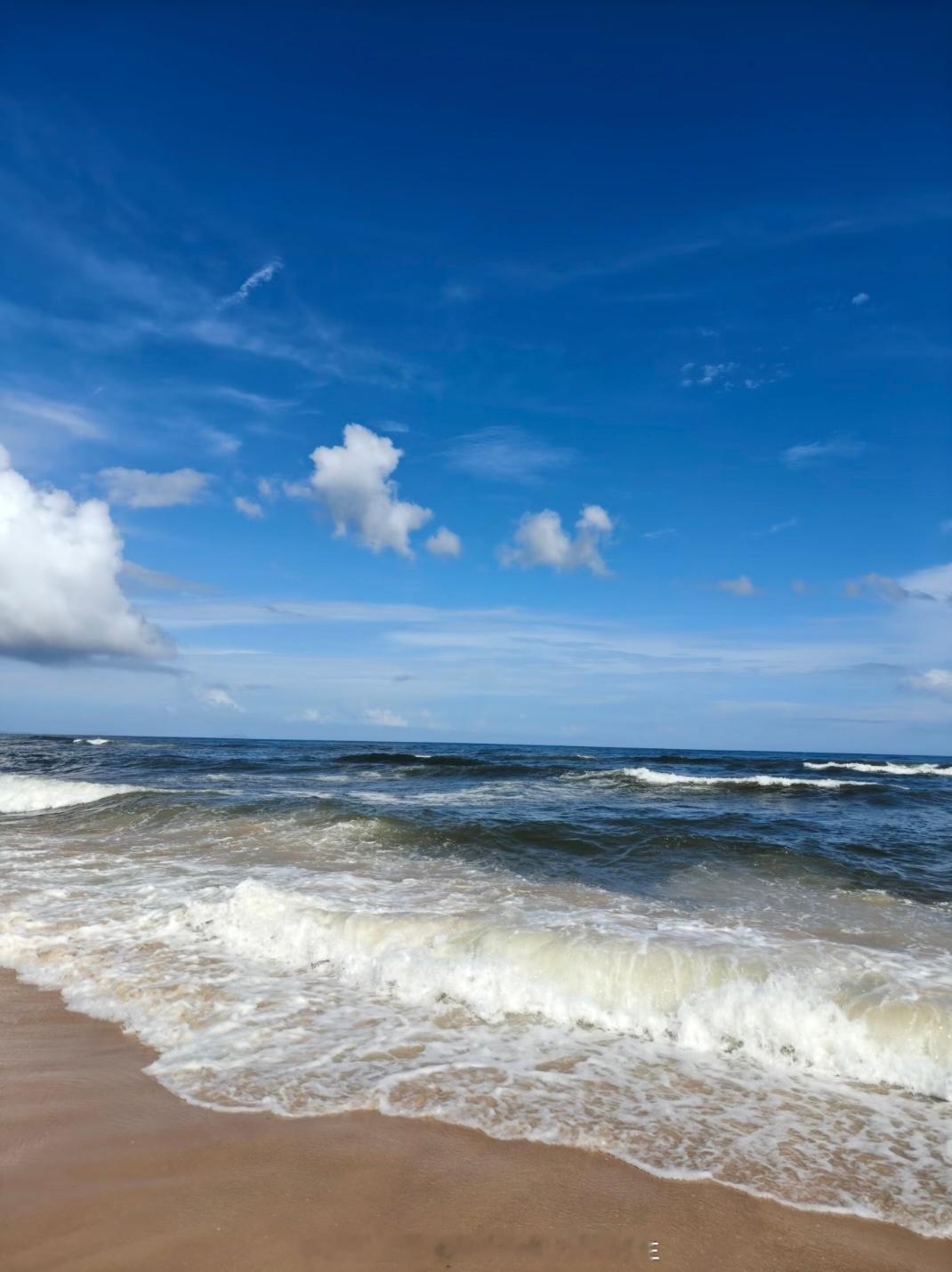 湛蓝的天空，翻腾的海浪🌊，柔软的沙滩，孩子玩的意犹未尽。黄金金价黄金原油趋势剖