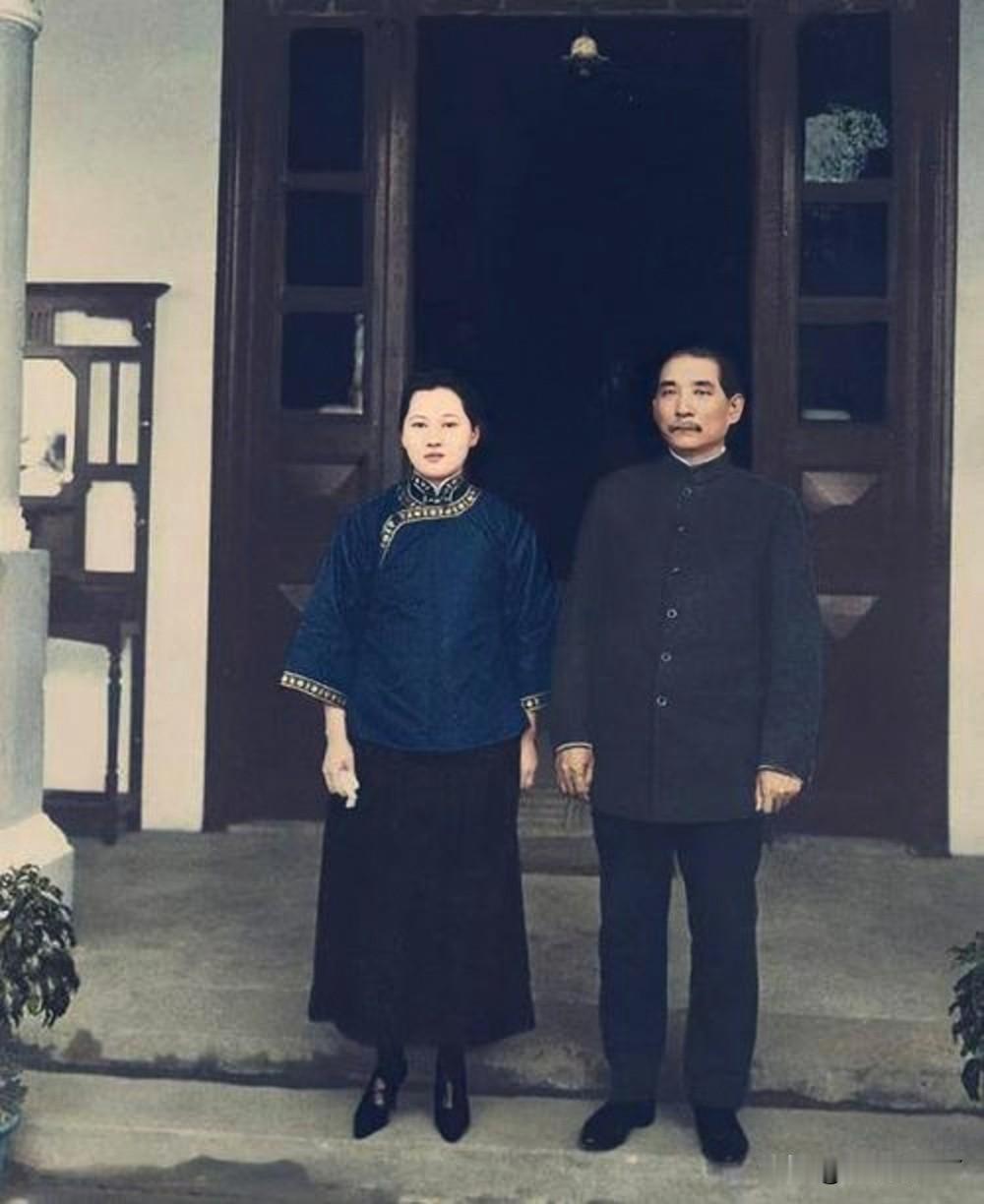 一九二三年，孙中山先生与夫人宋庆龄在广州大元帅府的珍贵合影。真是惊艳了时光！
