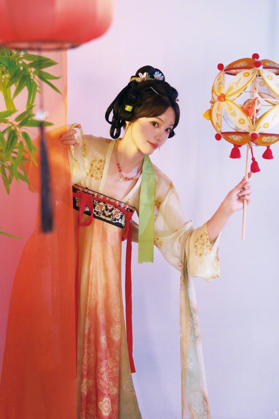 黄灿灿快顶着这妆造去演个公主黄灿灿这妆造好适合演公主黄灿灿中秋晚会这一身造型灵气