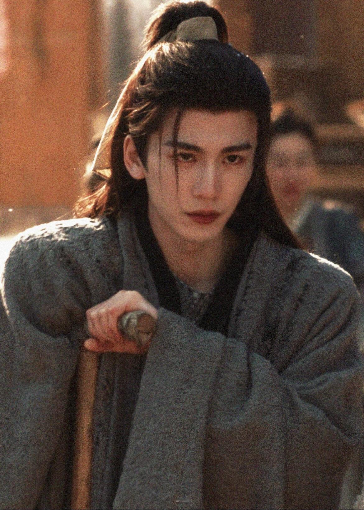 哪都一样，为啥感觉他古装眉眼更帅感觉古装他的颜值更突出是为啥是因为窄双浓眉，立体