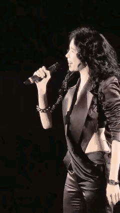 伍佰：莫文蔚，咱们彩排的时候可没有这个环节啊！
搞得我都蒙了……简直就是突然的自