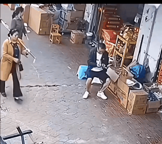 小偷小摸升级版，那么大一桶豆油拎着就走，不慌不忙的，旁边还有邻家店铺坐在那里，两
