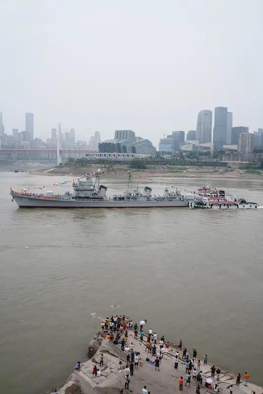 参观海军舰艇那体验，简直绝了！之前去参观过一次，刚靠近舰艇，那庞大的身躯就给人强