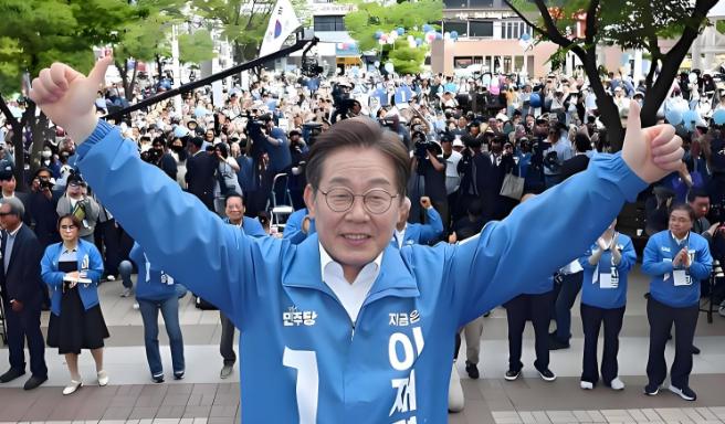 8月4日，李在明干了一件足以改变韩国命运的事，他把存在70多年的检察厅给废了！