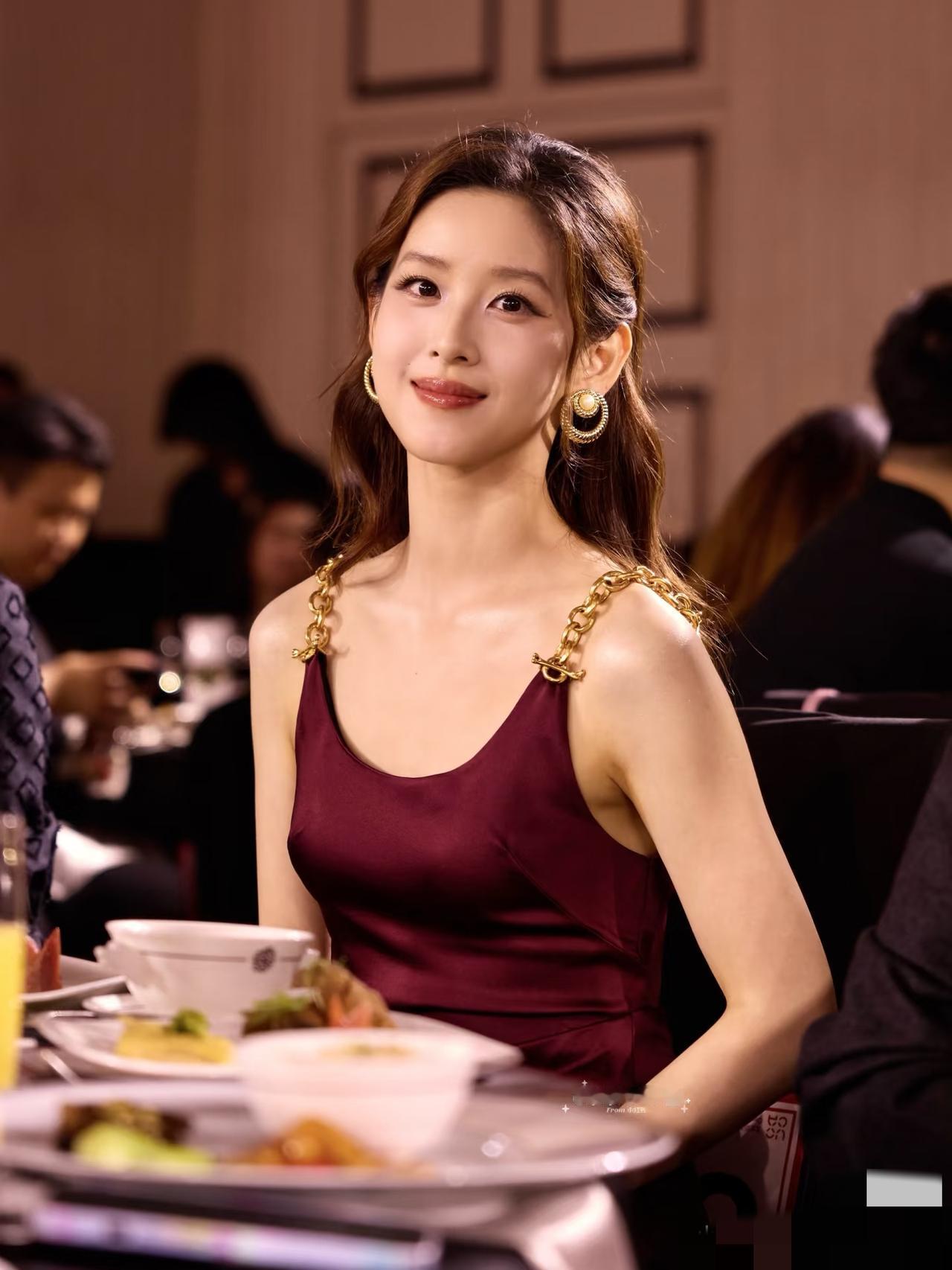 刘强东这次真得为妻子骄傲！
31岁章泽天官宣VOGUE客座总监，这履历也太能打了