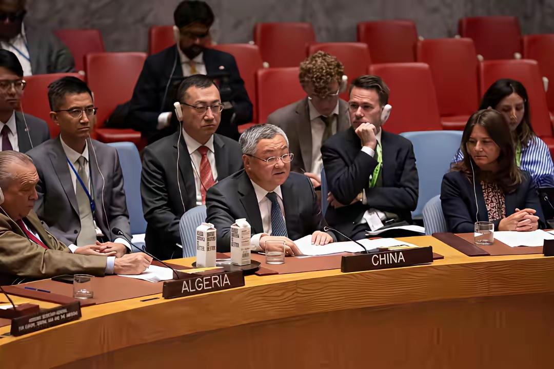 联合国秘书长古特雷斯，这时候向大家透露艰难地决定，联合国可能为此进行裁员，联合国