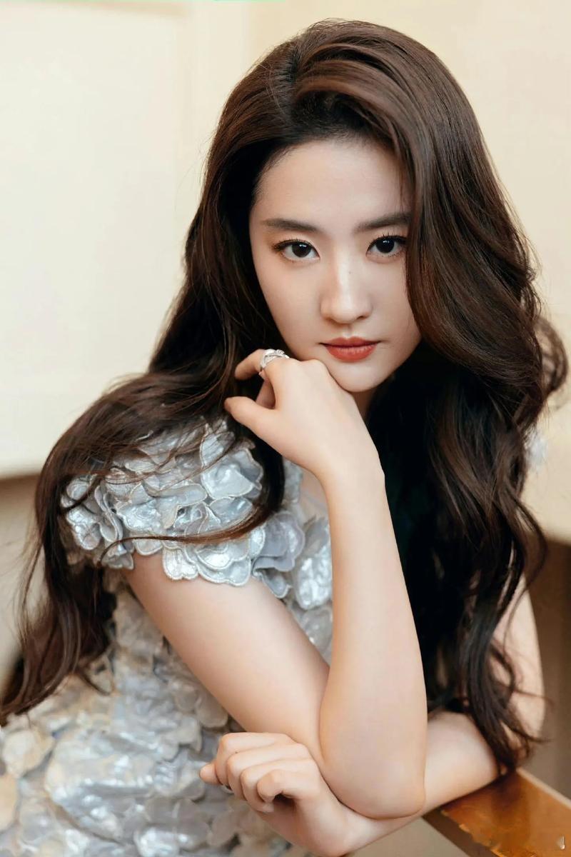 辛爽导演新剧《小城焕日》即将开拍，大女主现实题材刑侦悬疑剧，演员阵容强大，刘亦菲