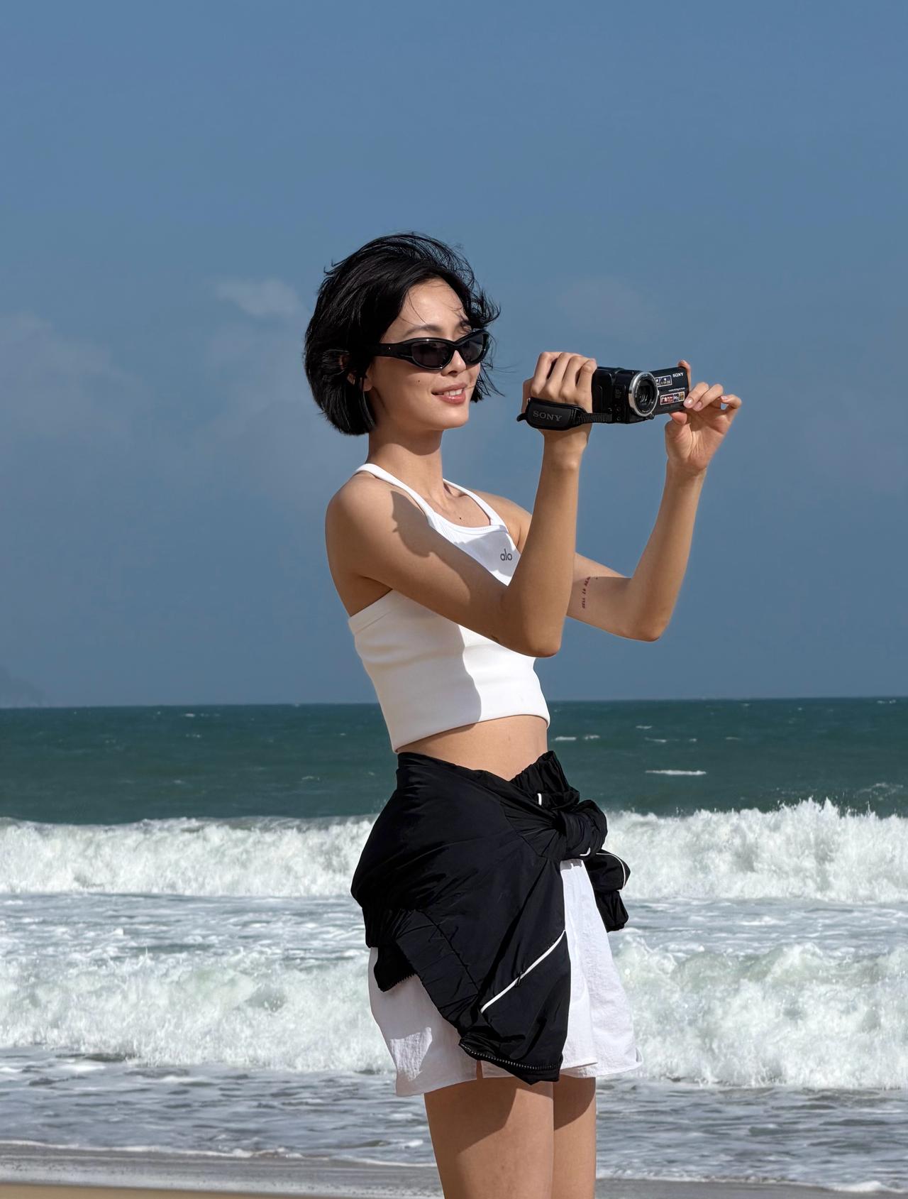 →→→↓
          ↓
“Going to the beach!”🏝