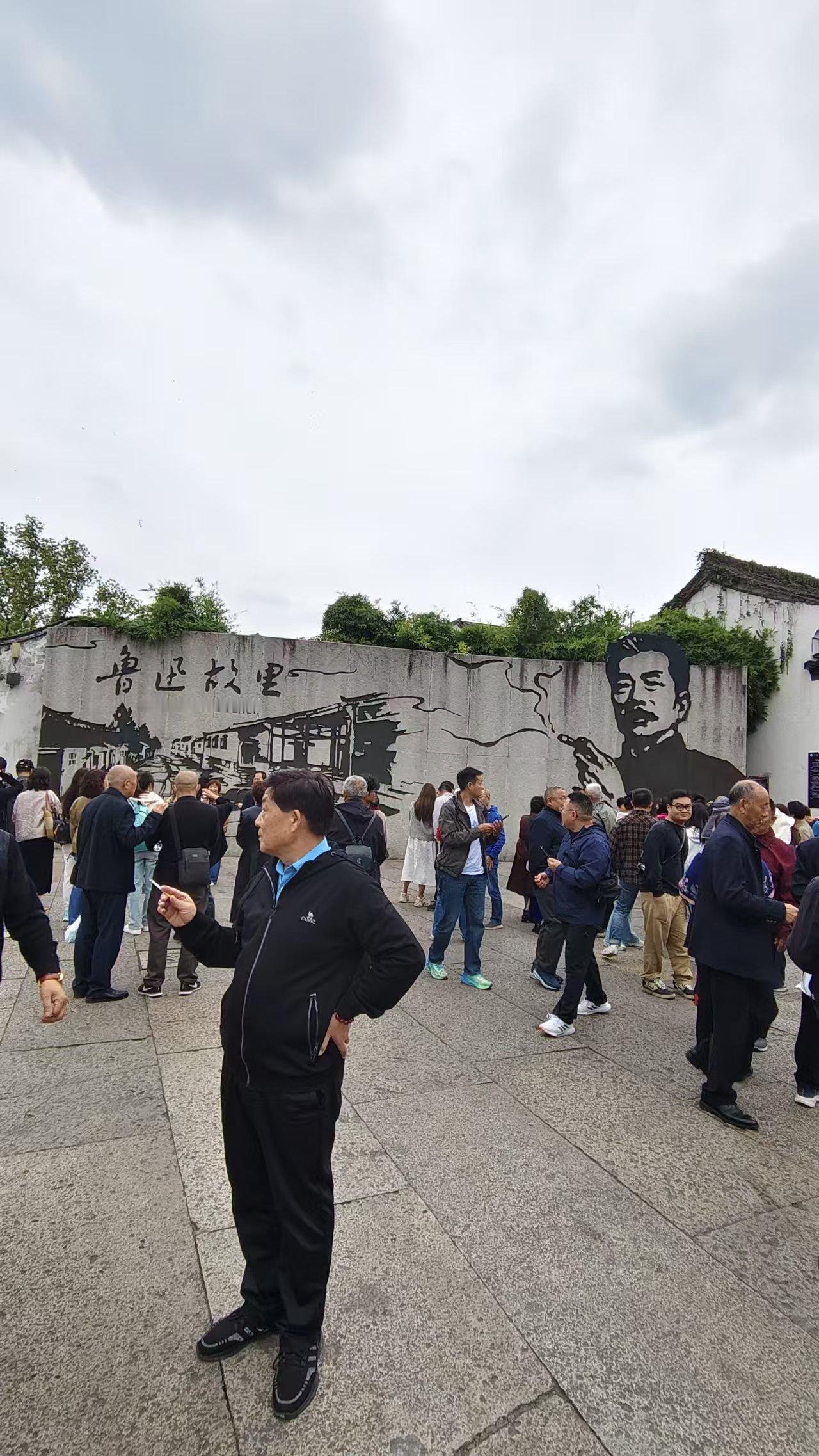 顶多一周，所有的矛头都会顺着新的指向刺去，今天所有的情绪会朝着人为的意志，转移到