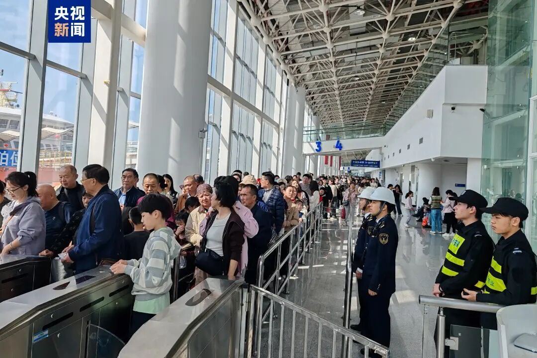 春运前11天（2日至12日），琼州海峡累计运送旅客超130万人次、车辆超32万台