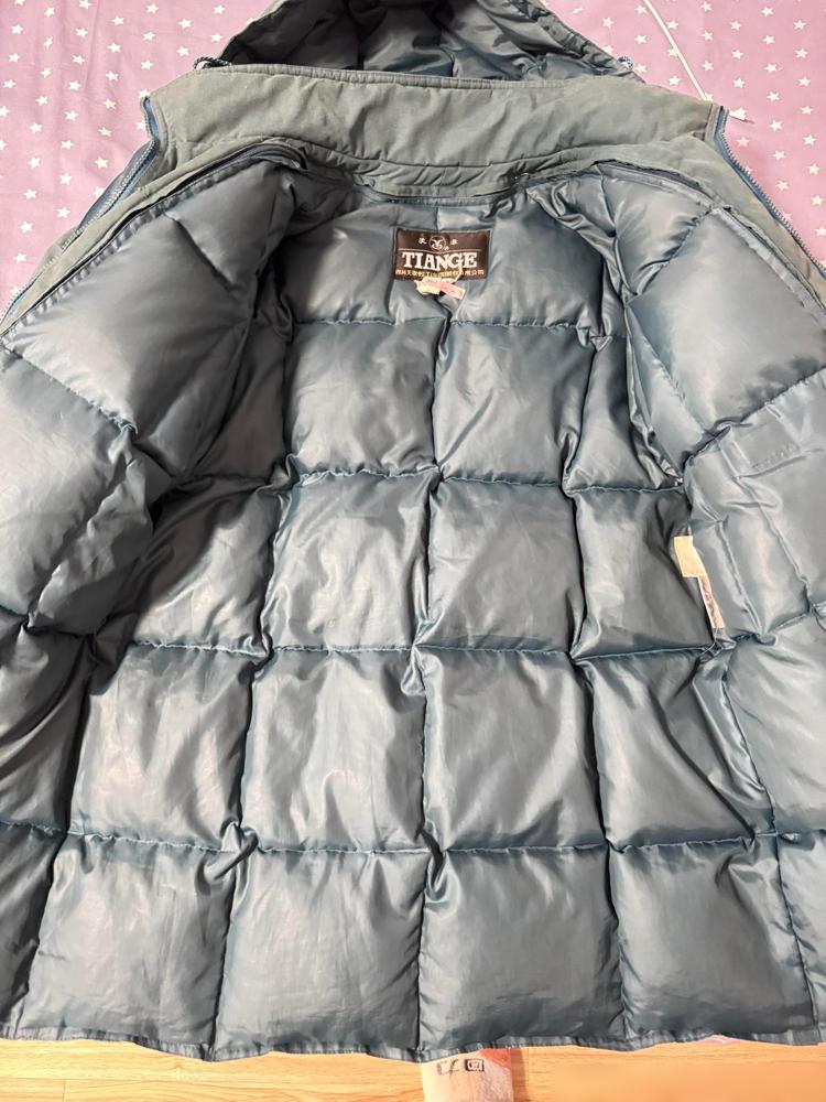 救命！三四十年前的羽绒服做工杀疯了！

谁懂啊家人们，翻出老妈压箱底的老式羽绒服