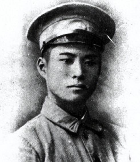 1975年，原国民党高级将领黄维得到特赦。

刚走出战犯管理所的黄维没想到，台湾