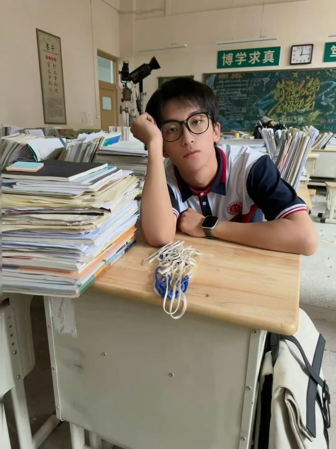 这个一帆看起来困懵了呆呆的很好马扁的亚子（bushi）用手托头扶眼镜框是什么新鲜