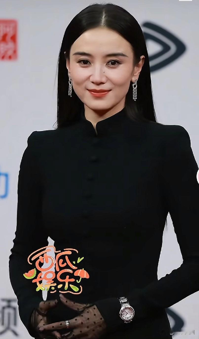 小时候看宋佳在《闯关东》里饰演鲜儿，真没觉得她有多美，至少不够有特色，美得不够显