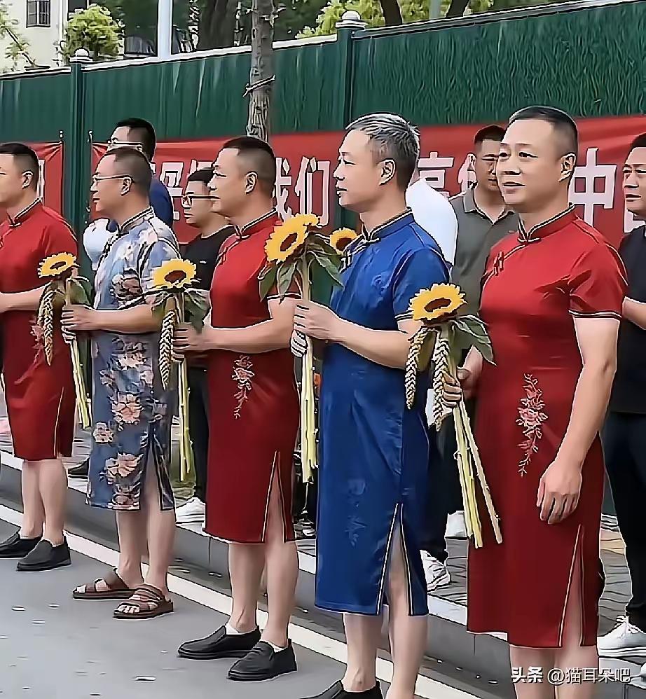 家长的心情可以理解。
但是这种做法太滑稽、太可笑、太愚昧了。
有网友说，凡是搞这