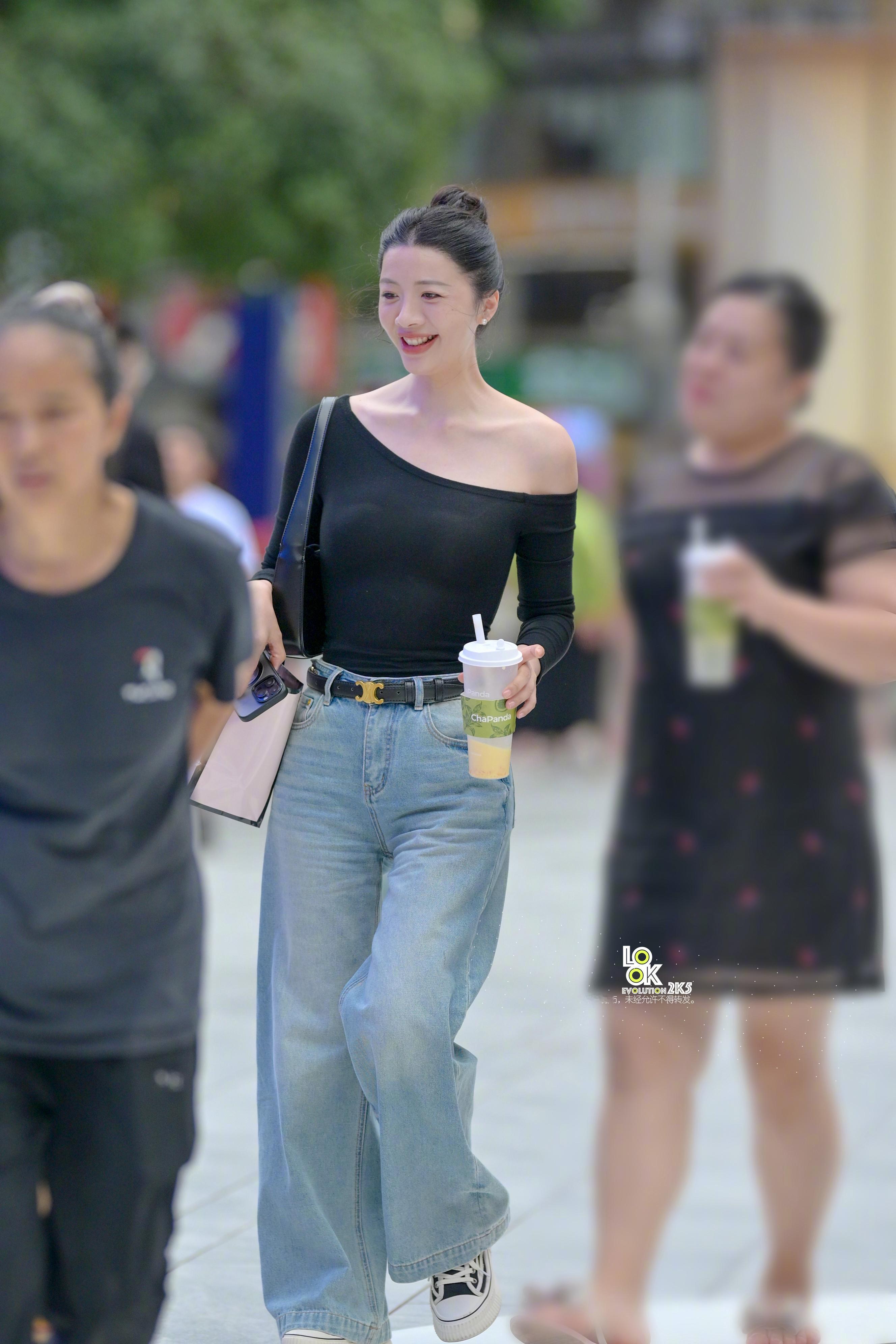 应该是很多年前拍到过这个小姐姐 微笑好漂亮 ​​​