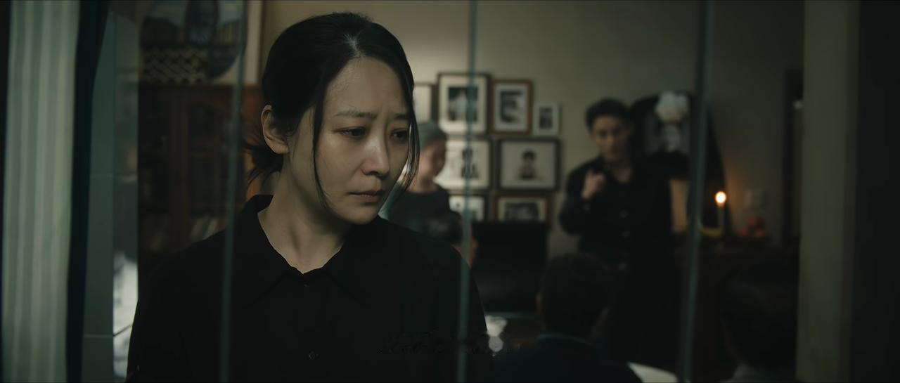 《交锋》里面，最动人的一幕就是马憩为前妻争房子了！

马憩亲妈一去世，一堆长辈就