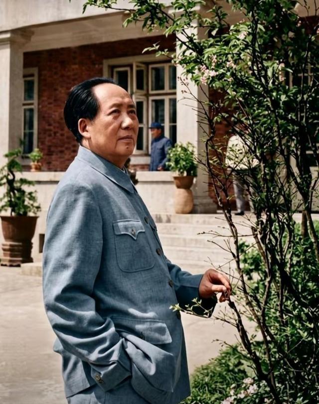 他独自伫立，心里装着万家灯火
 
有一张老照片，每次看都让人破防。一位老人独自站