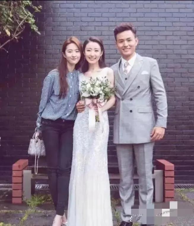 黄橙子的婚礼，刘亦菲幼儿园同学
真的，素养，牛仔裤和这么素的长袖衬衫都不逊色新娘
