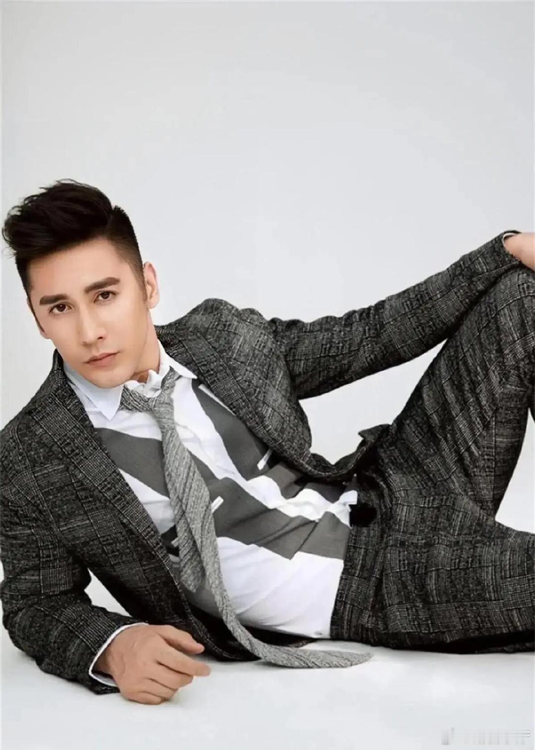 张伦硕 请别叫我中老年人 网友的神评论太绝了，直接让张伦硕破防，这波互动笑到打鸣