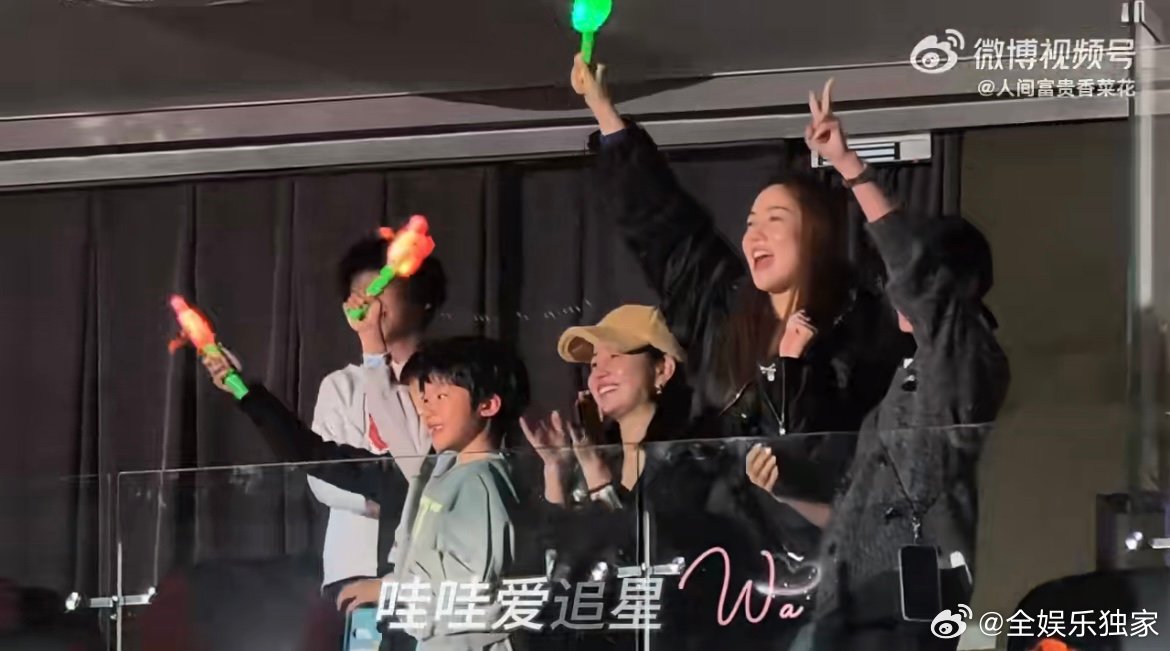 陈妍希谢楠带孩子看陆虎演唱会谢楠陈妍希带孩子看陆虎演唱会温馨值拉满！两位妈妈全程
