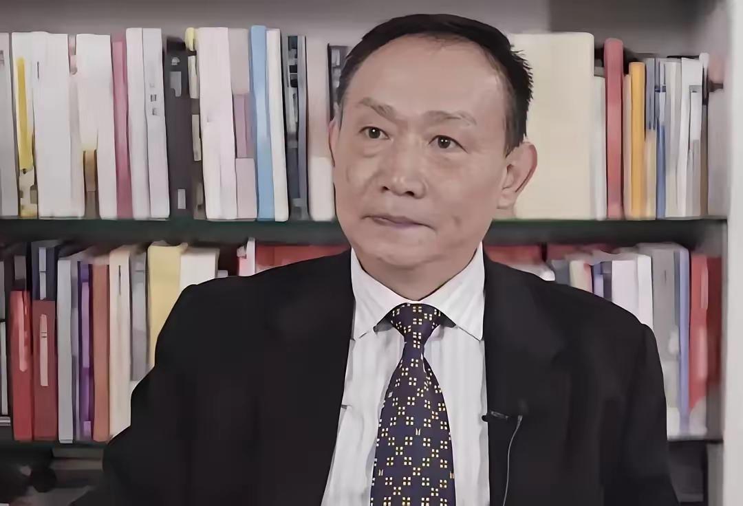 听了老卢（卢锋教授）近几日对“十五五”的发声，我心里咯噔一下——他没搞宏大叙事，