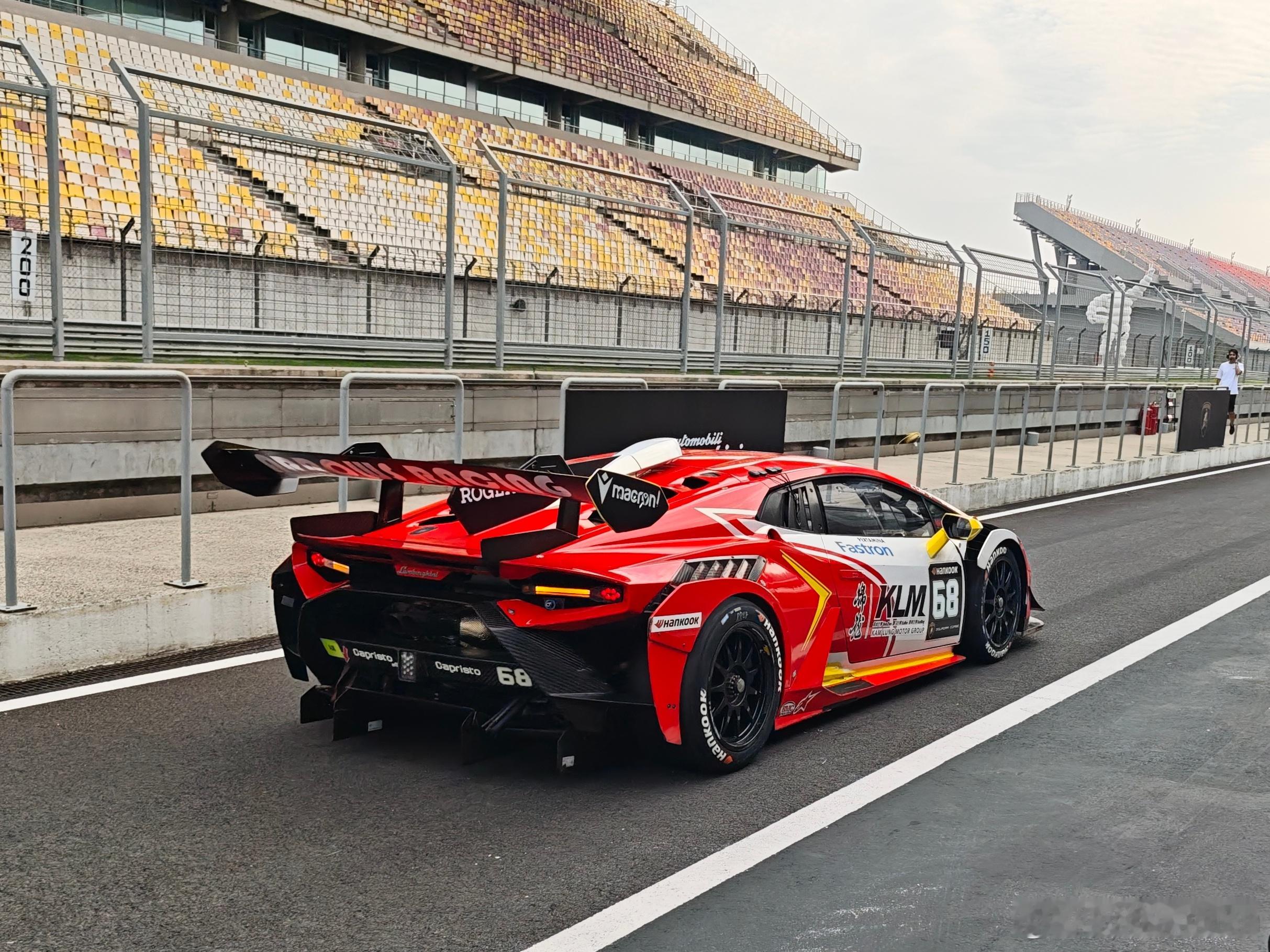 现款兰博基尼Super Trofeo赛车的尾灯部分，真的很像Countach[坏
