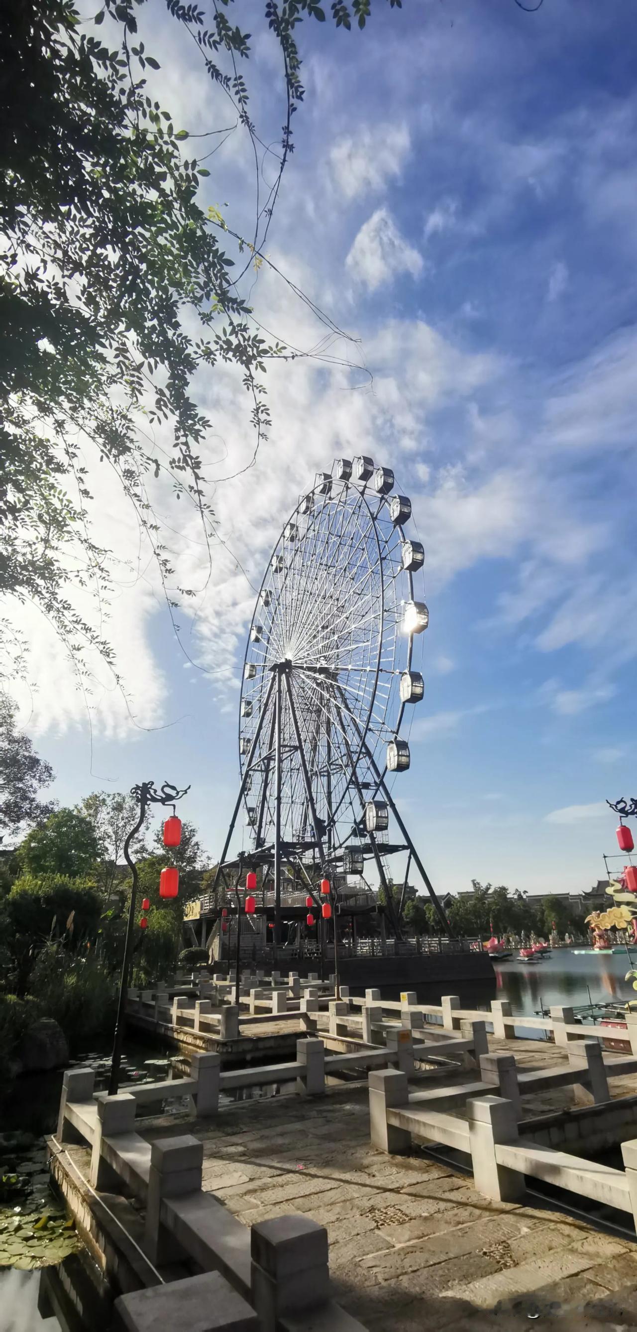 
国庆节都出来玩了。
但温度也降了下来，
虽然没有风，
但还是感觉止不住的冷，