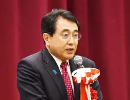 顶不住了，日本示好中国。当地时间 6 月 30 日，日本经济产业大臣赤泽亮正公开