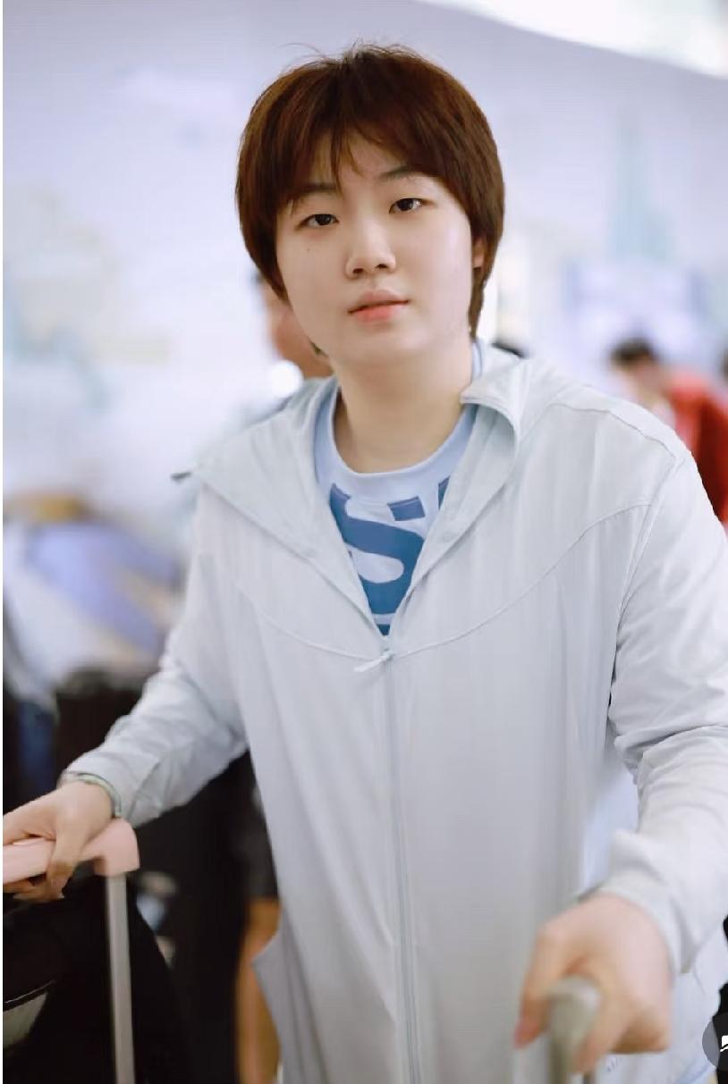 国乒大部队终于结束了为期40天的成都封闭集训，昨晚连夜启程返回北京啦！
 
机场