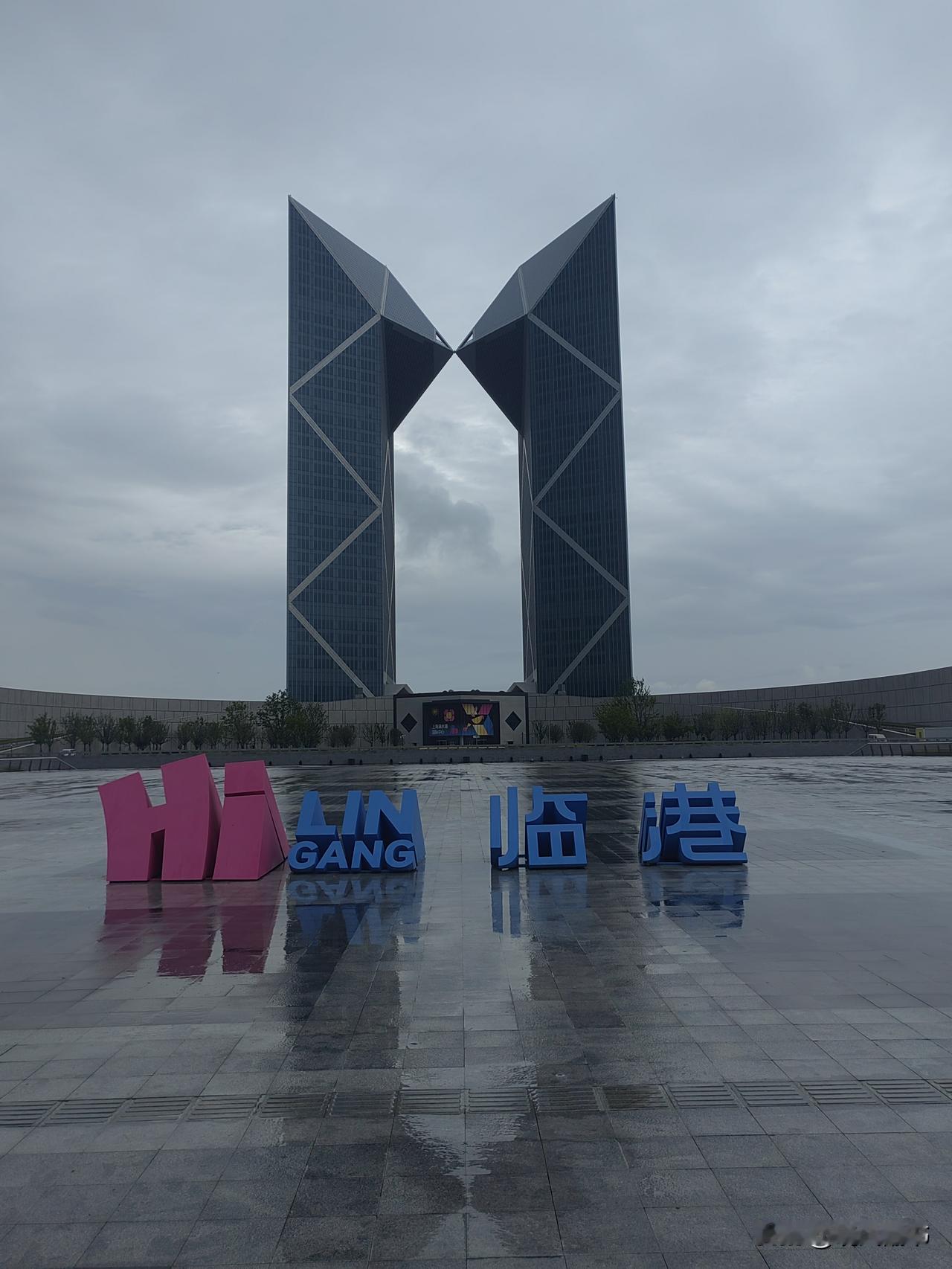 我围着最圆的人工湖饶有兴趣地转了一圈


湖的形态特征从来就不是规则的，多以狭长