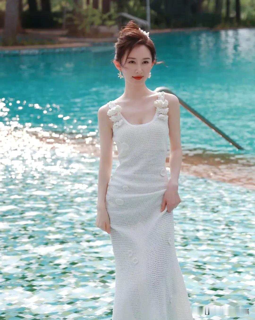 舒畅穿夏日白色长裙简直美炸了！一袭纯白长裙穿在她身上，尽显温柔气质。
白色本就自
