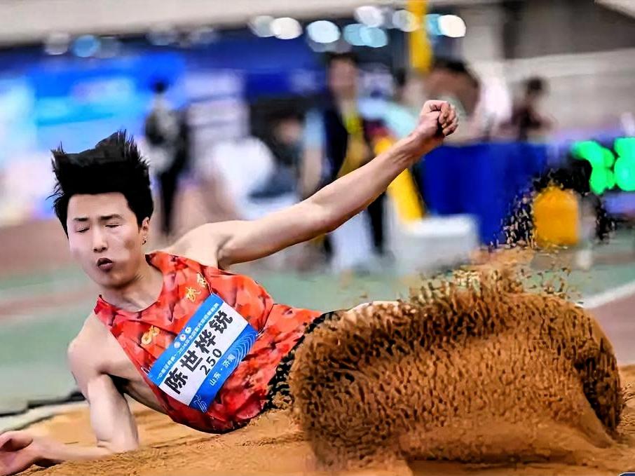 新出炉的我国男子三级跳远季军陈世桦锐15.71米的成绩是什么概念？
这个成绩还不