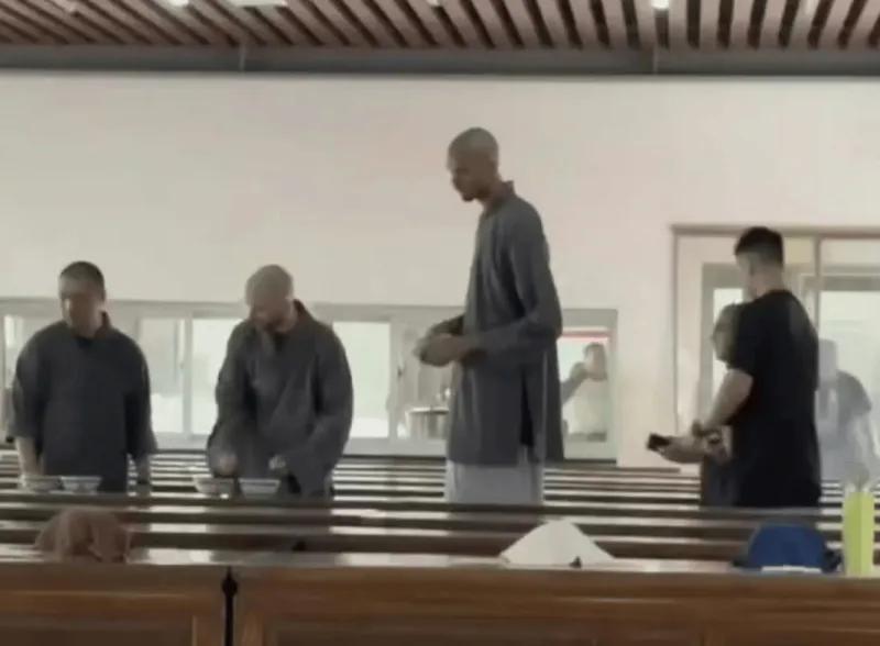剃发出家？文班亚马在中国剃成了光头，且穿上了僧服！

目前尚未得知他是不是和甲亢
