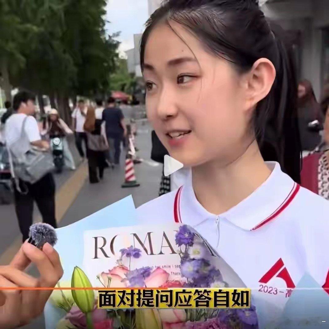 人大附中考生受访被吐槽太装，成绩曝光后，嘲讽她的网友集体沉默 