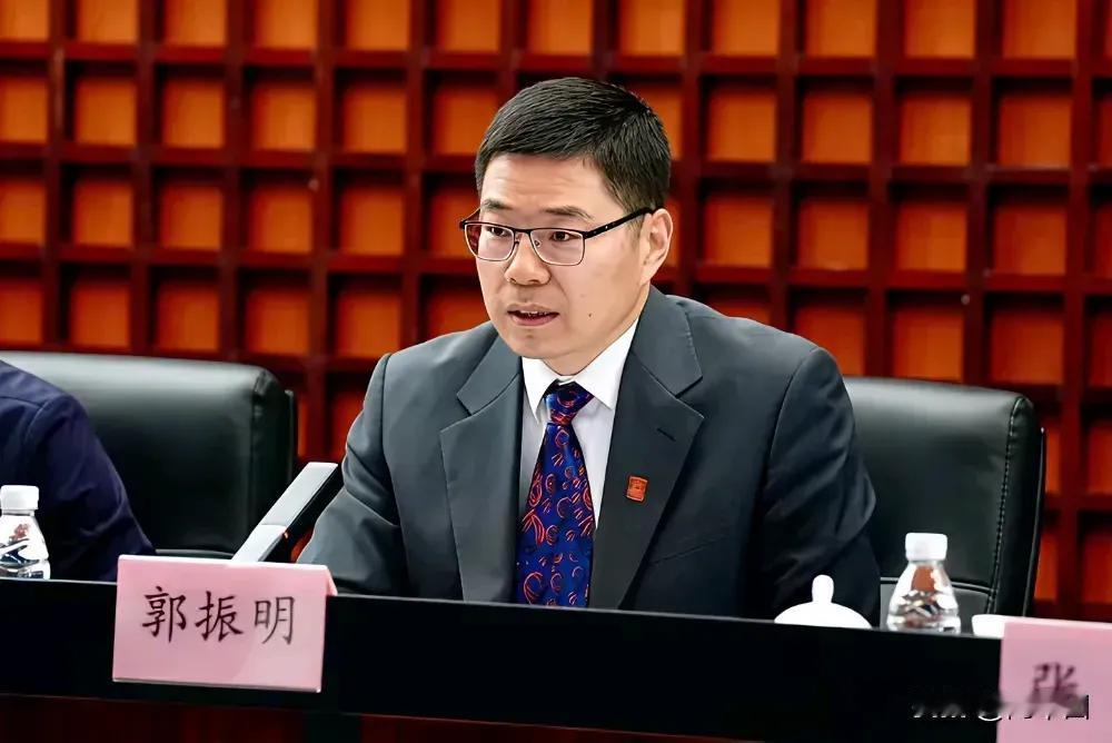 我对中国篮协有两个怀疑，一个是郭振明到底懂不懂篮球？一个是郭振明在篮协是不是被架