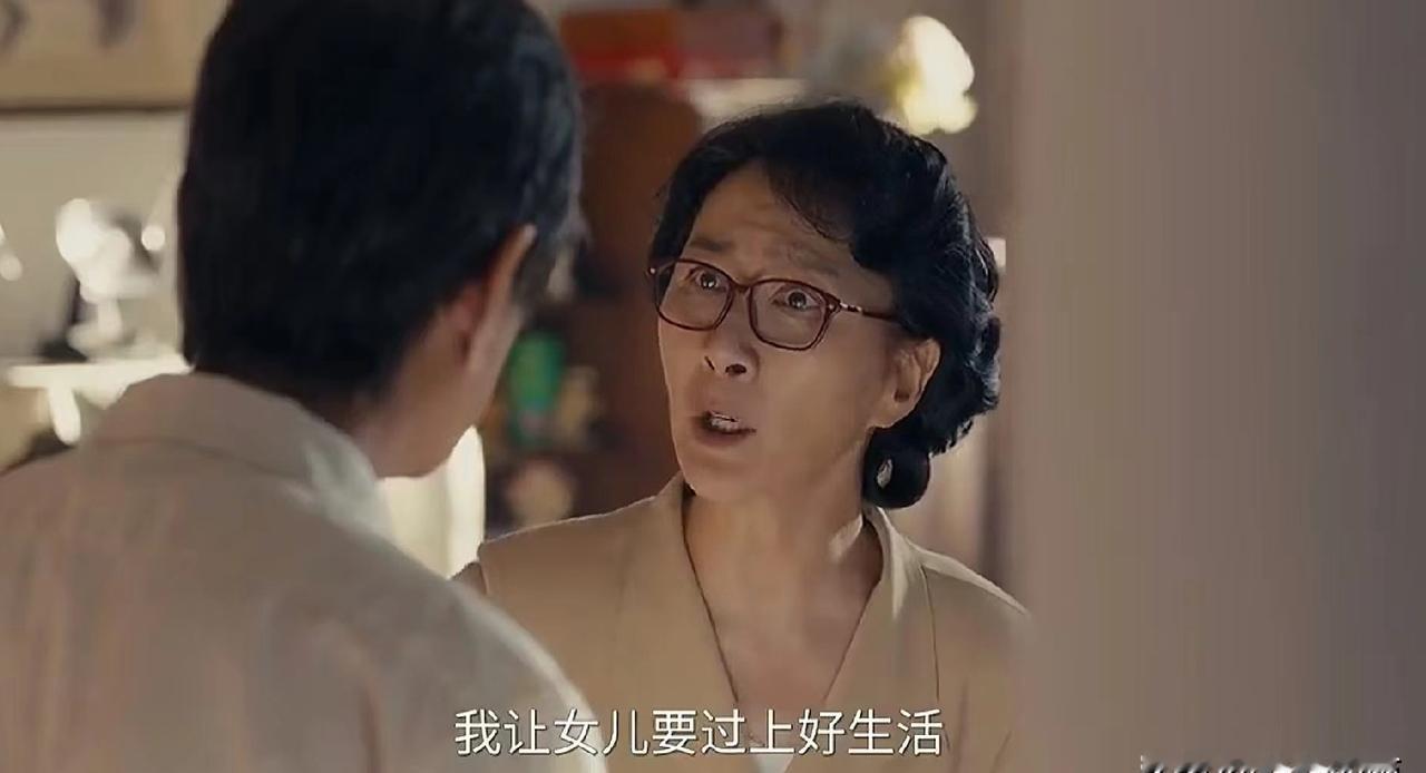 央视这部新剧，把中国式家庭的虚伪撕得粉碎。
一家四口吃饭，硬是摆了三张桌。
准女