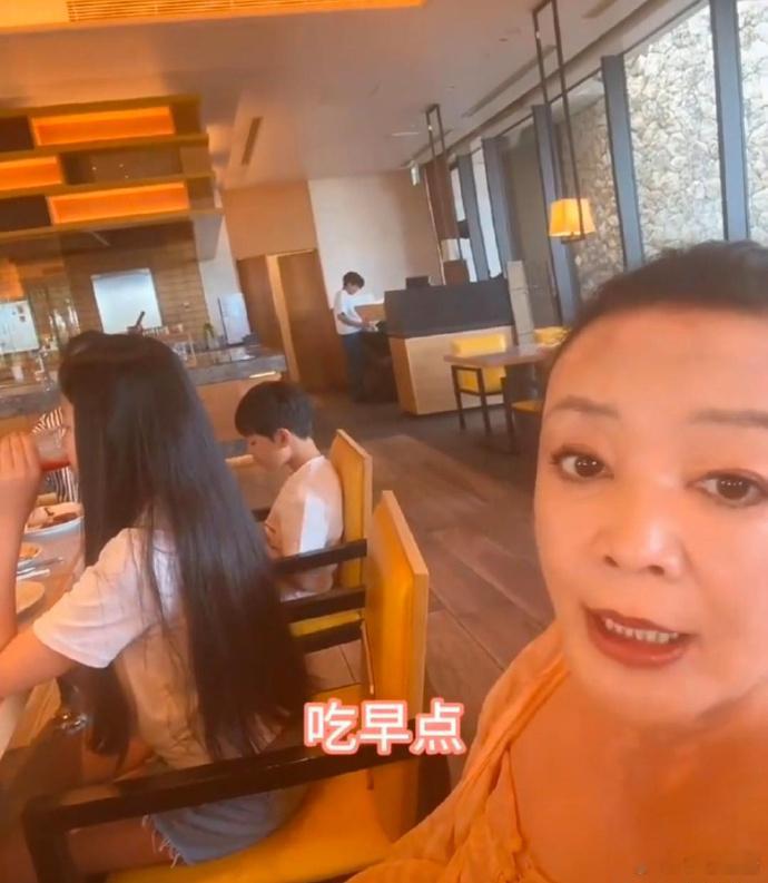 张兰和孙子孙女到日本游玩，小玥儿一头长发好吸睛，简直就是翻版大S。 