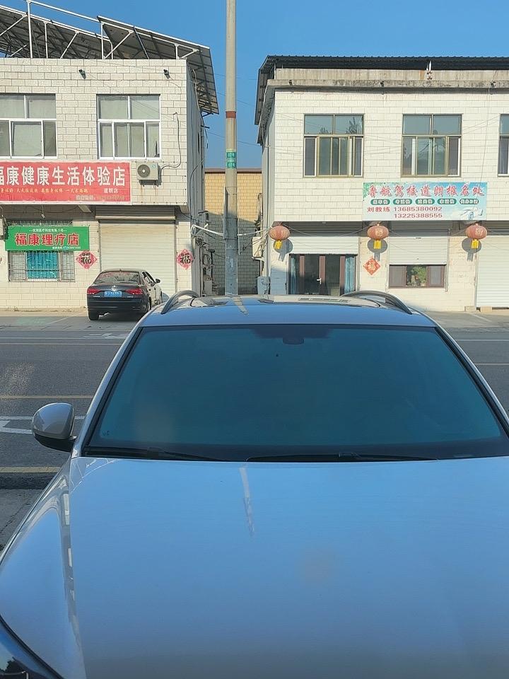 今天是农历五月二十，天气又闷又热，街上一个人也没有，静悄悄的