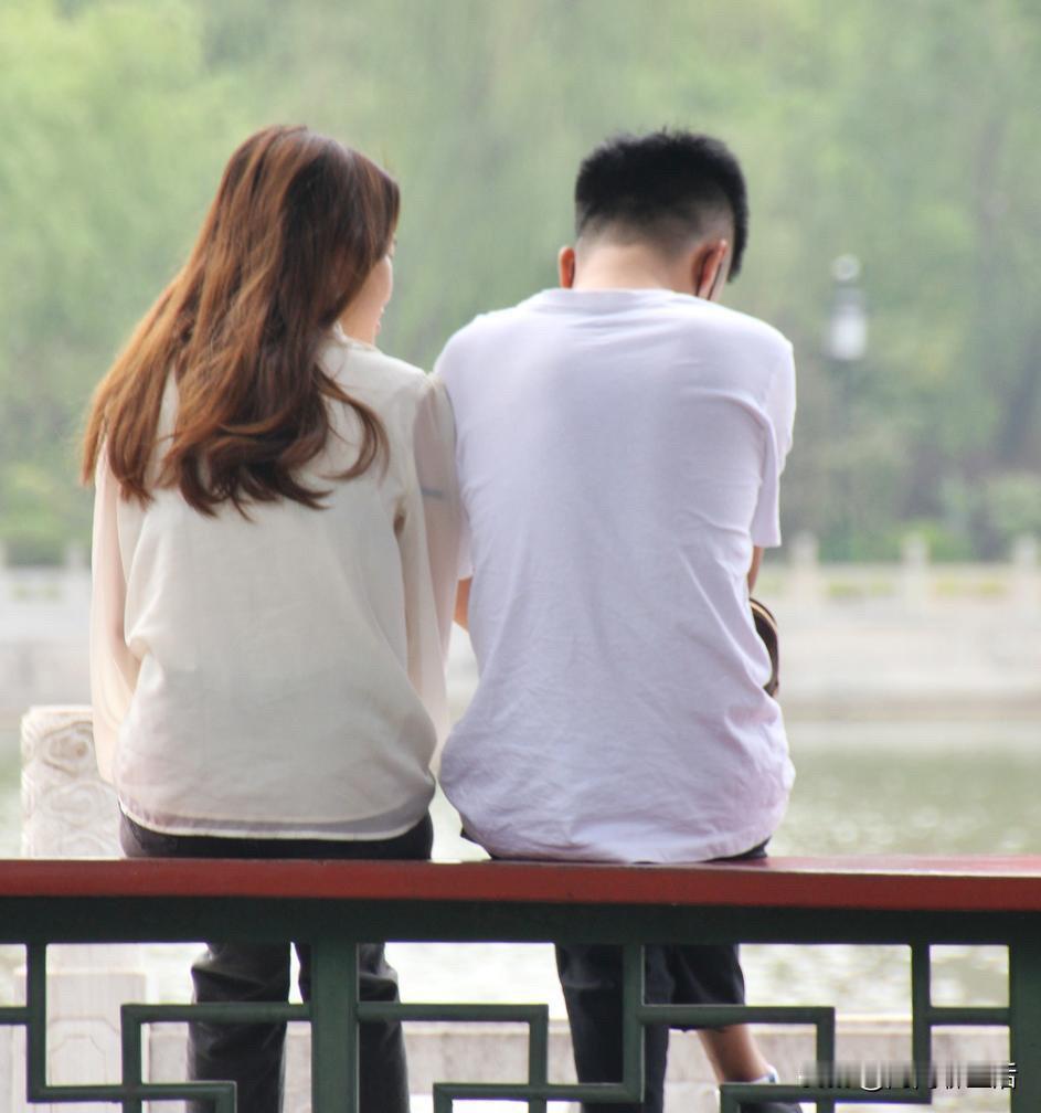 最近发现一个怪现象，儿女不谈对象不结婚，不少父母不再催婚。

以前父母觉得，结婚