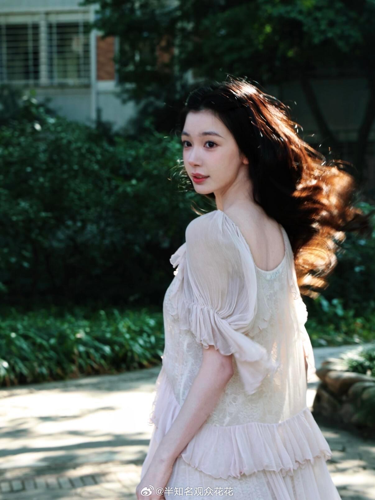 易梦玲告白粉裙造型易梦玲进组新剧告白这状态好到恐怖如斯 