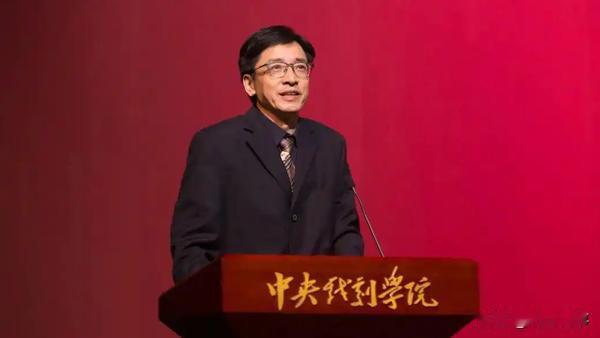 2月13日，中央戏剧学院表演系主任王鑫因涉嫌严重违纪违法，已主动投案，目前正接受