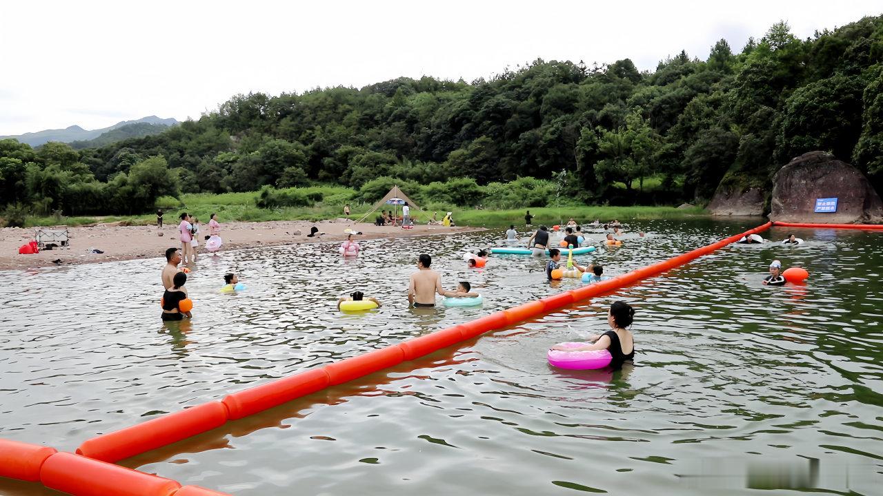 衢州打造规范化亲水点位筑牢戏水安全线救生器材、警示标识、巡逻值守全部配齐，把安全