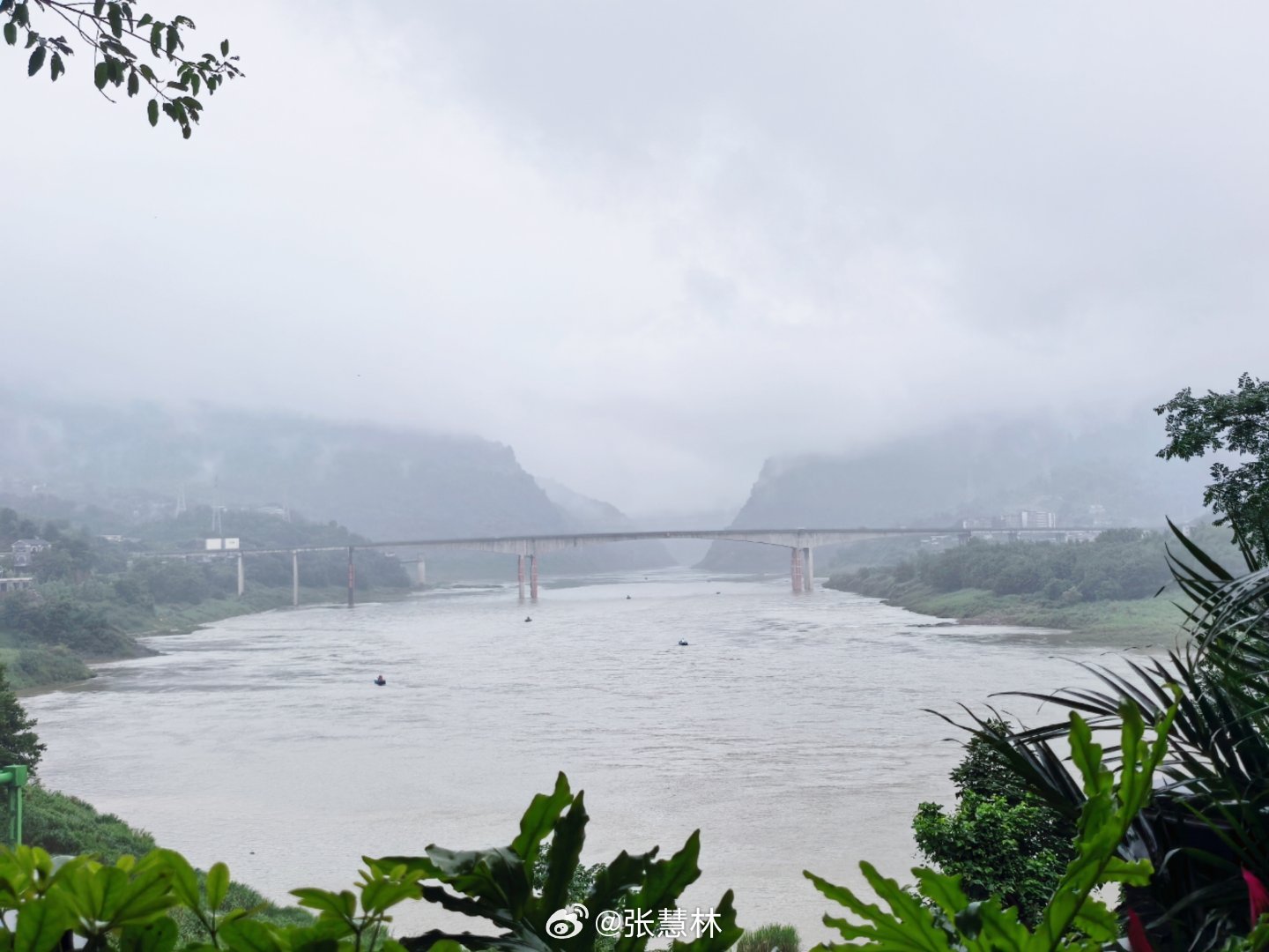 观江雾桥：烟锁苍山两岸幽，沧波漫涌大江流。长桥横截云天雾，一叶渔舟自在浮。张慧林