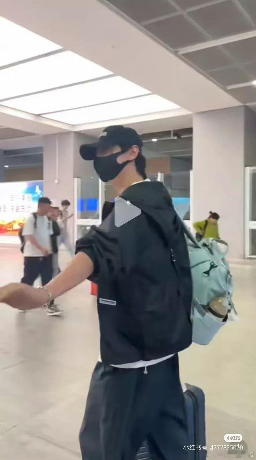 真的很像奶瓶，直接说就喜欢用奶瓶喝水吧，我有段时间也用过[笑cry] ​​​