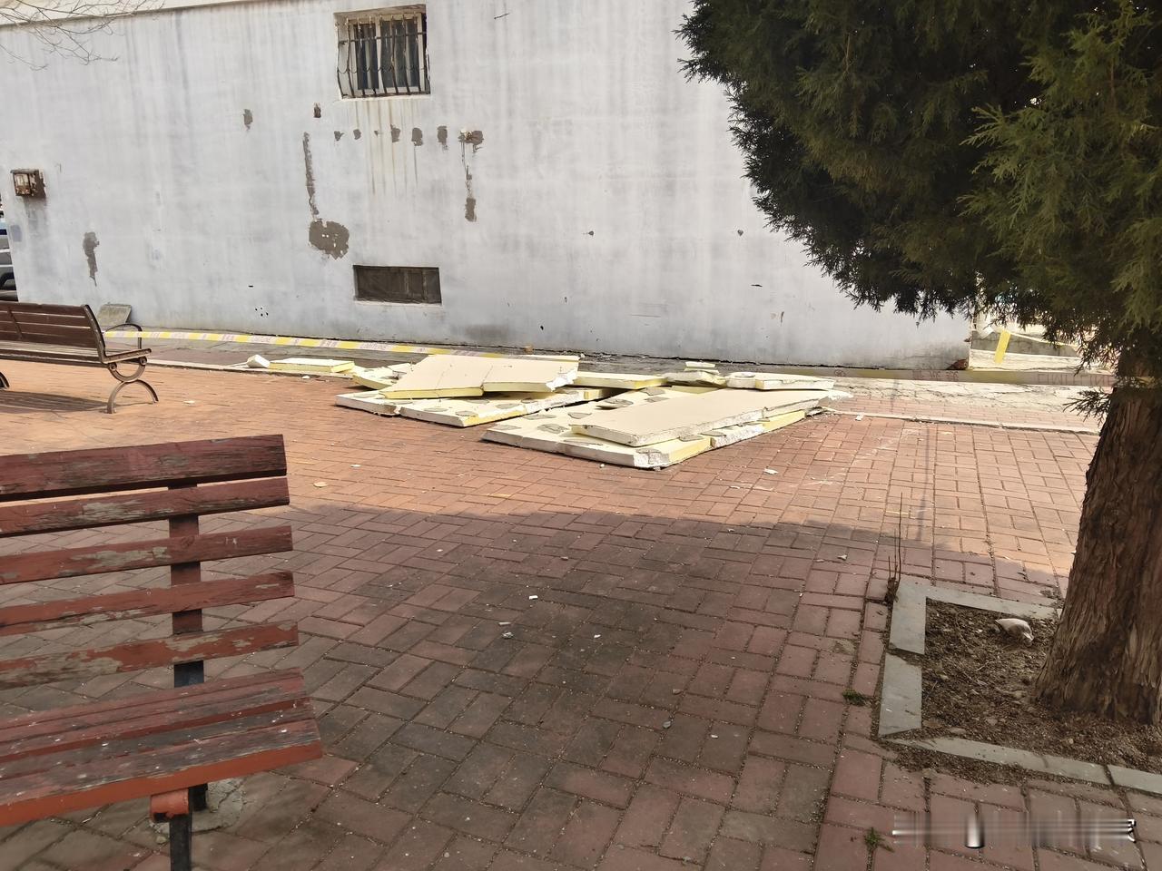 大连市内某个住宅楼，不知道这楼的外墙保温怎么这个质量，保温板大片脱落。我看到这一