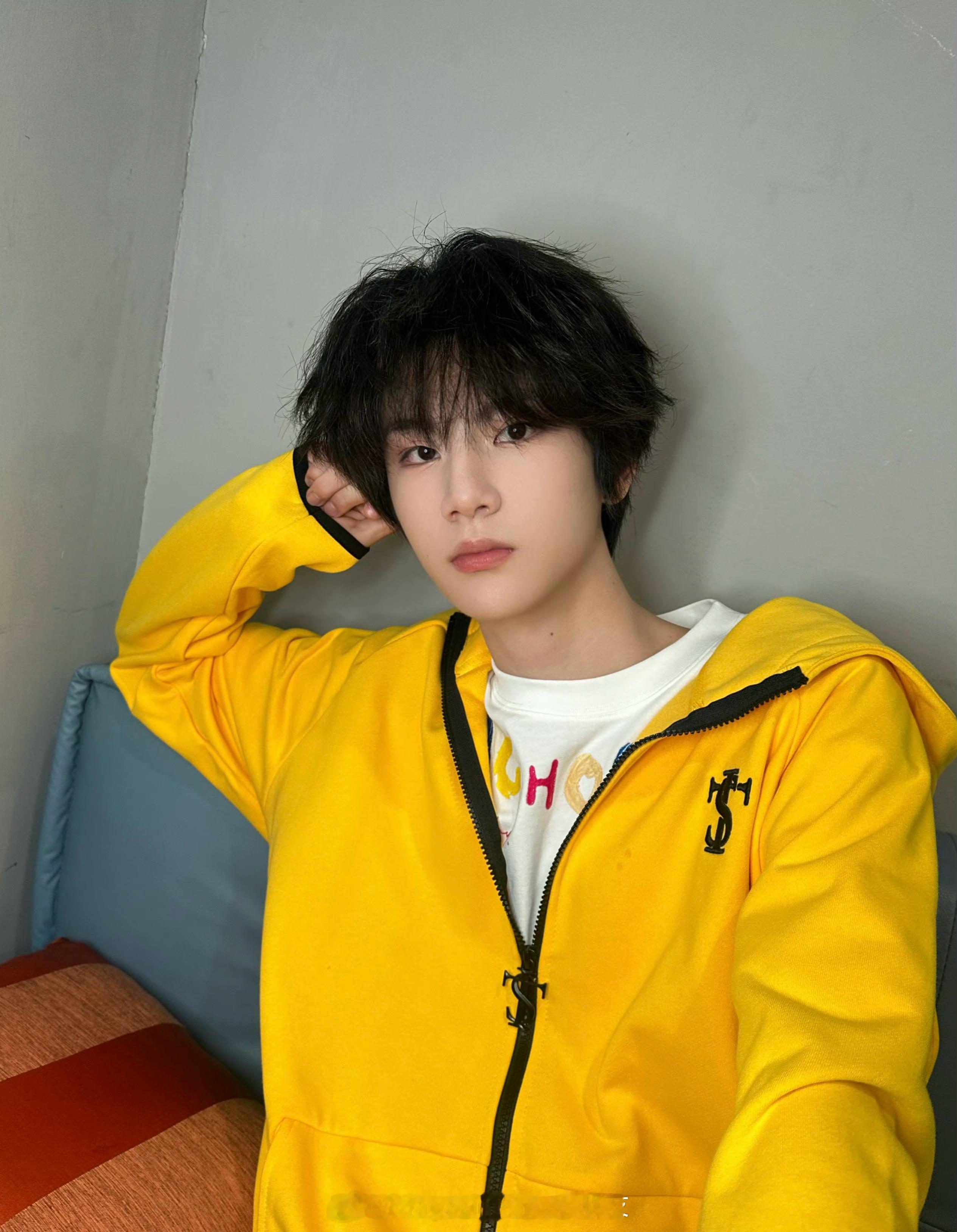 TF家族李煜东最新营业，一身STK SmallTownKid明黄色连帽外套抢眼吸